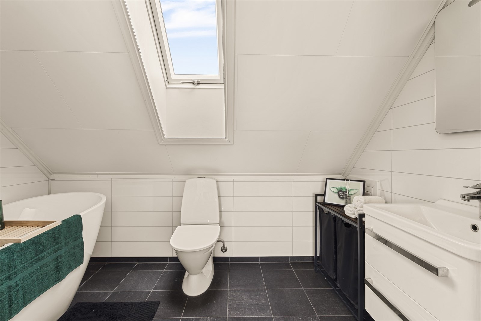 Badet i loftsetasjen har fliser og behagelige varmekabler i gulv, samt baderomsplater på vegger. Galleribilde