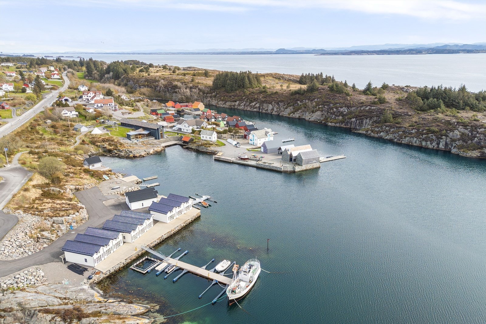 Fra eiendommen er det ca. 8 minutters kjøretur til Rong senter hvor man finner blant annet dagligvarebutikker, apotek, klesbutikker og spisesteder. Galleribilde