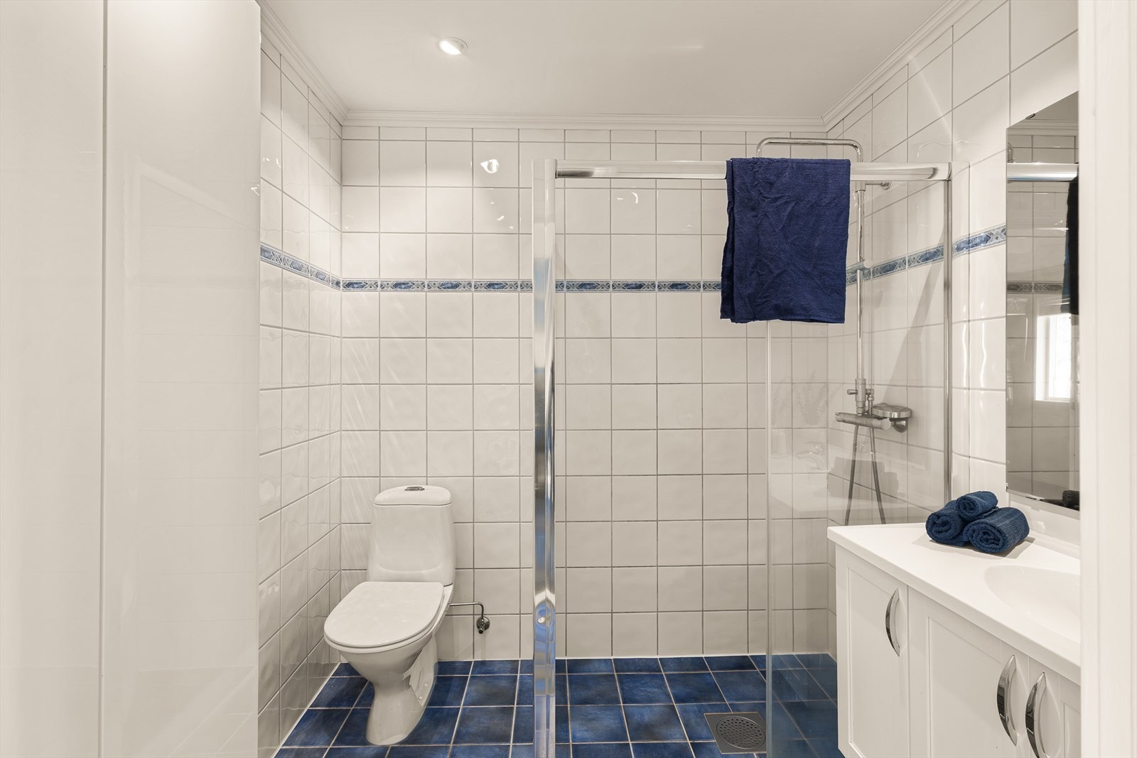 Badet i 1. etasje er helfliset med elektriske varmekabler i gulv. Galleribilde