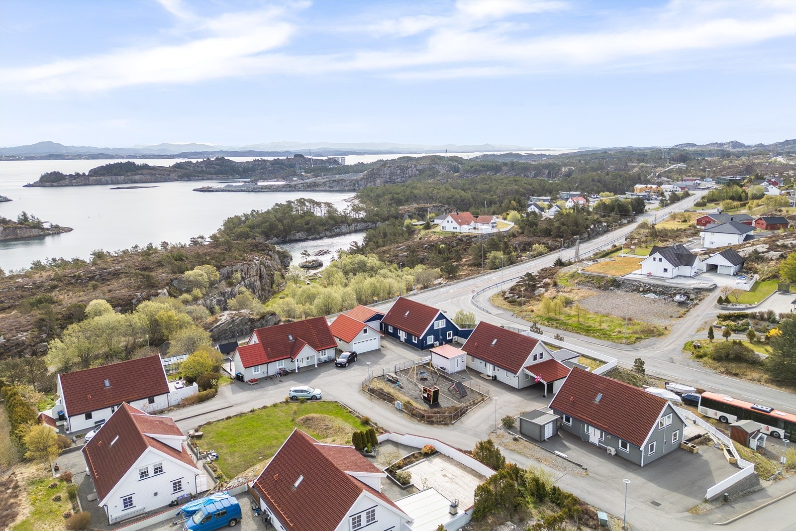 Her får familien trygge omgivelser, samtidig som man har kort vei til både servicetilbud, skoler, fritidsaktiviteter og flott natur. Galleribilde