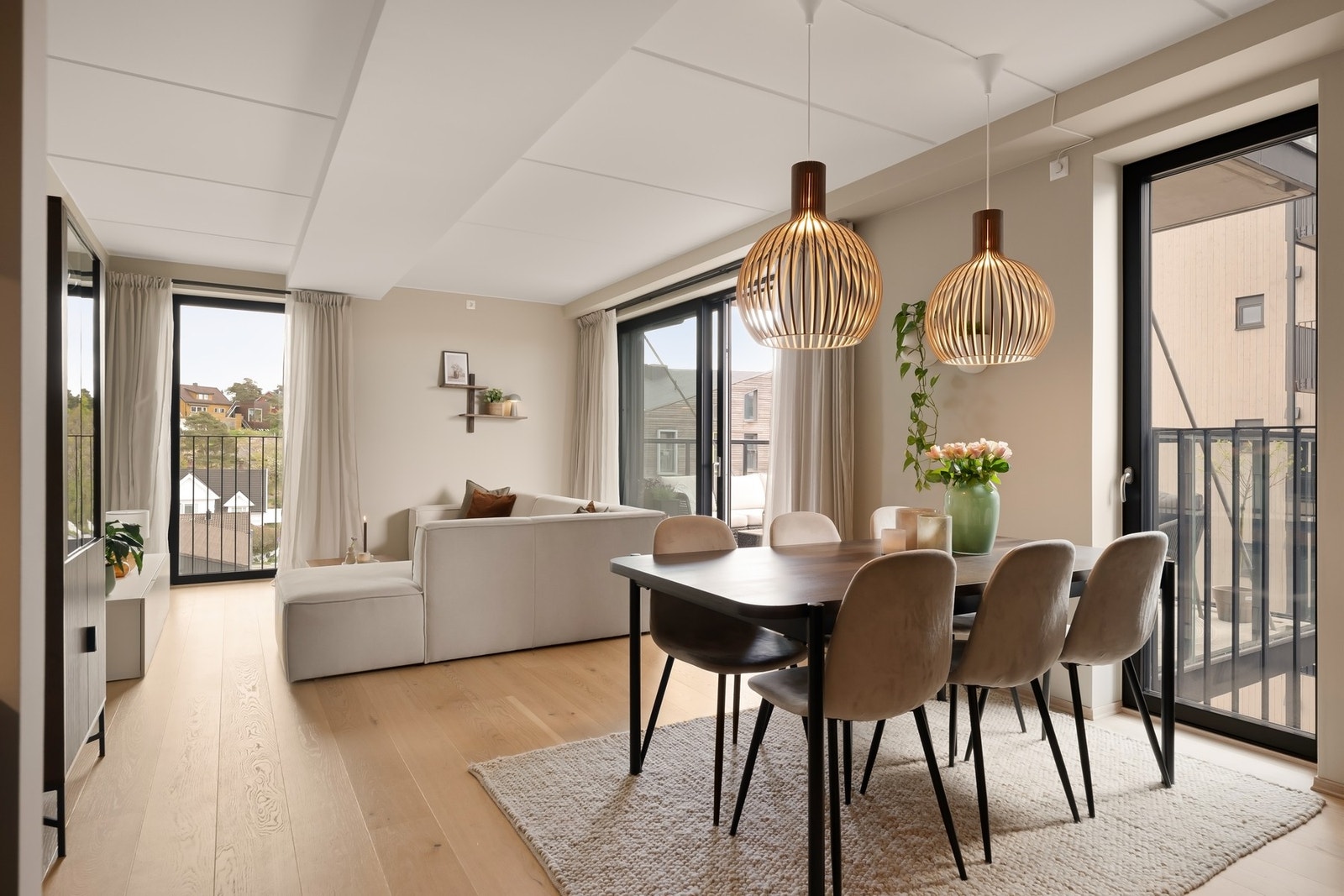 Hjørneleiligheten har ekstra vindusflater som gir rikelig med naturlig lys og en lys og luftig atmosfære. Galleribilde