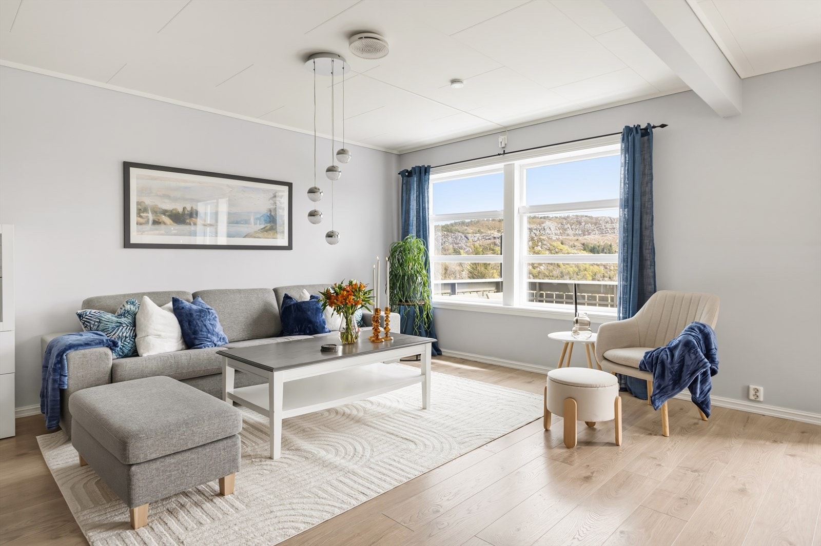 - Store vindusflater gir rikelig med naturlig lysinnslipp - Galleribilde