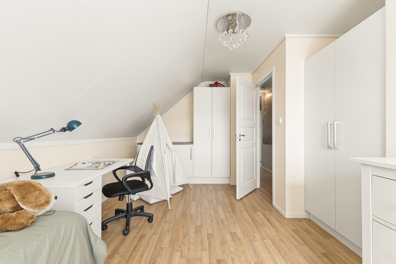 - Romslig soverom på 13,83 m² - Galleribilde