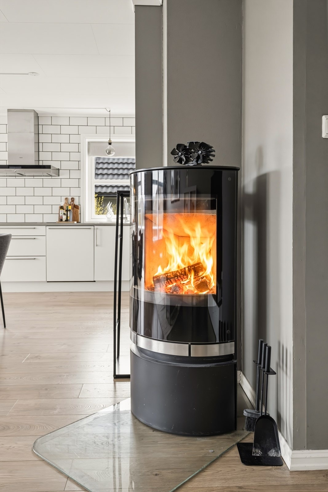 - Peis og varmepumpe i stuen som bidrar til jevn og behagelig innetemperatur hele året og en lun atmosfære - Galleribilde