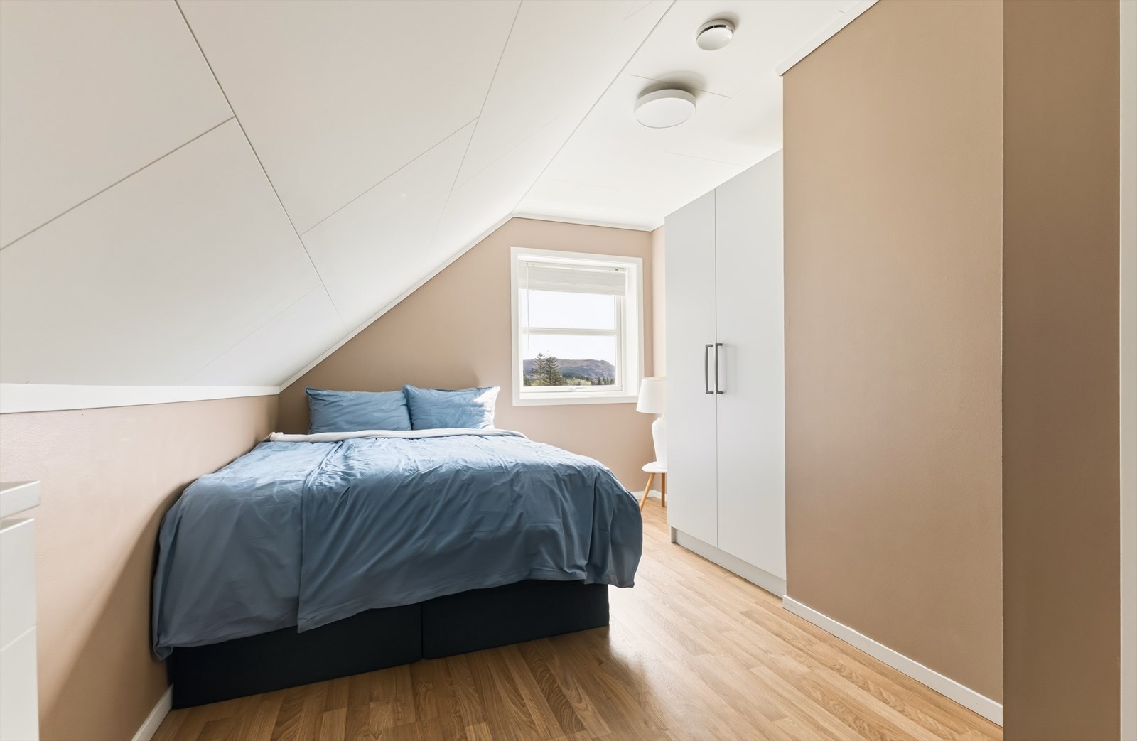 - Soverommet måler 9,35 m² - Galleribilde