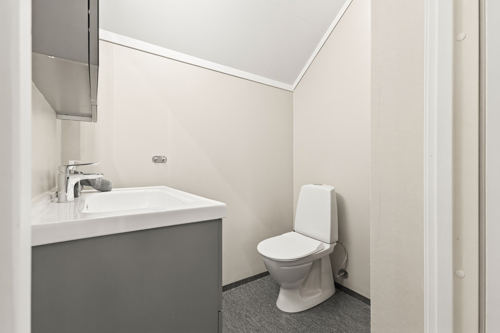 - Separat wc-rom med toalett og servant og dusj - Galleribilde