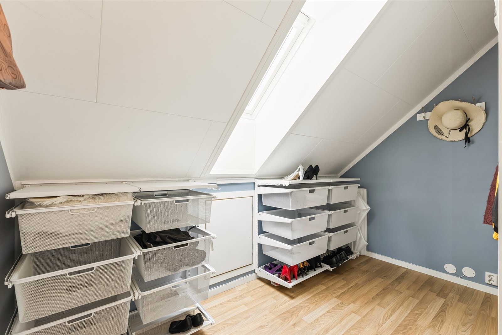 - Walk-in closet er en stor drøm for mange! Et helt rom kun for garderoben, godt organisert i hyller og skap - Galleribilde