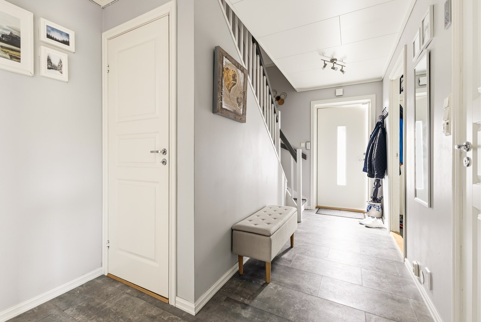 - Velkommen inn i en lys og innbydende entré/gang - Galleribilde