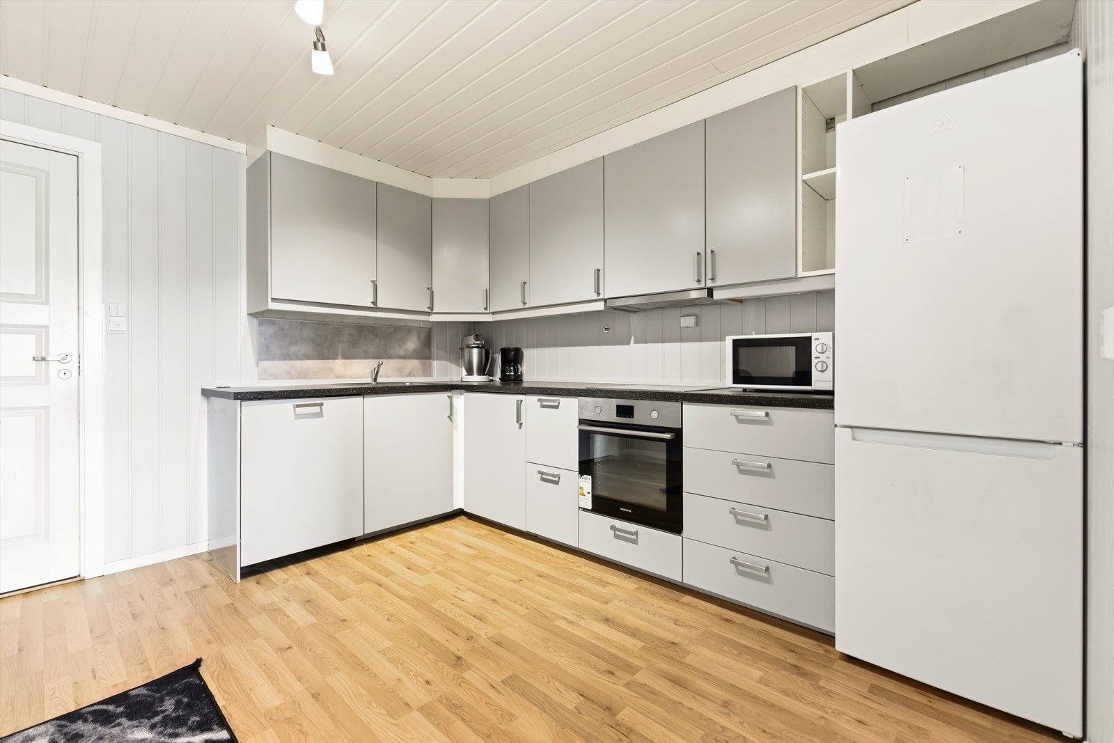 - Kjøkkenet er på 12,22 m² med kjøl/fryseskap, oppvaskmaskin, platetopp, induksjonstopp, stekeovn og komfyrvakt - Galleribilde