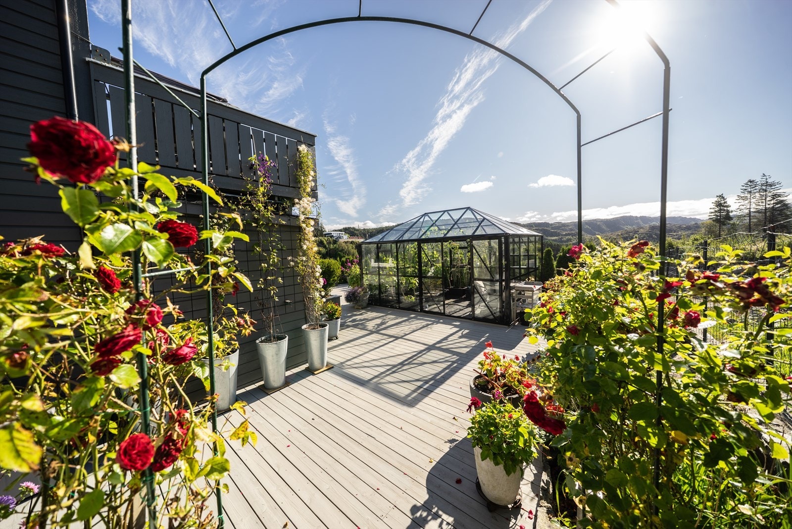 Nordvik Bergen Skogsvåg - NØKKELKLAR ENEBOLIG MED GODKJENT UTLEIEDEL (9500 I MND) I BLINDVEI, SOLVENDTE UTEPLASSER OG VIDUNDERLIG HAGE