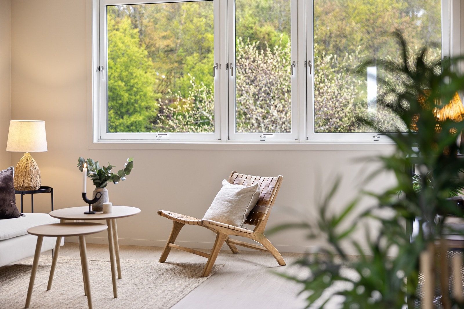 Leilighetens interiør har rene linjer, naturlige materialer og en rolig, minimalistisk fargepalett som skaper en varm og balansert atmosfære. Galleribilde