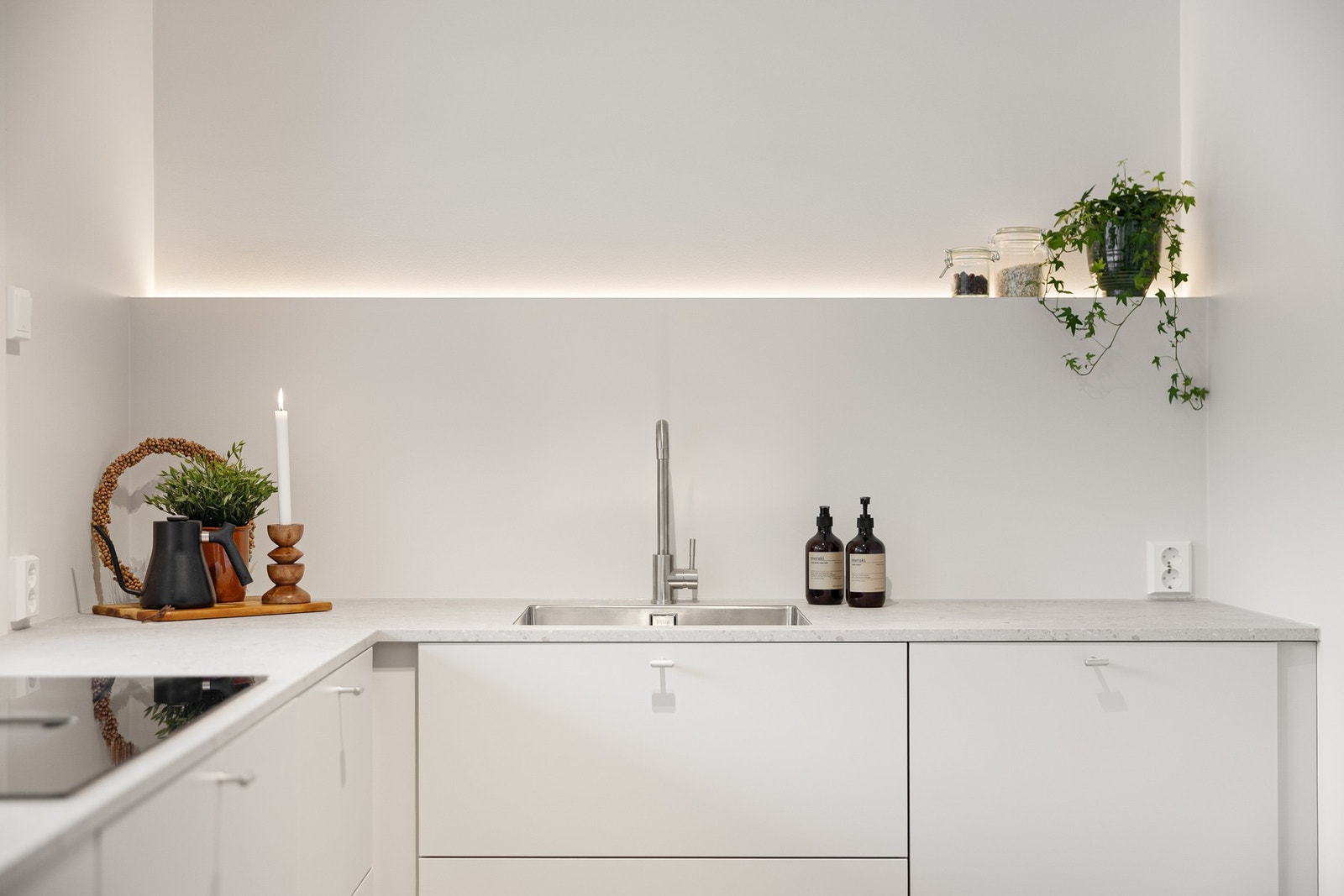 Over vasken er det en fin hylle for krydder, planter eller dekor. Galleribilde