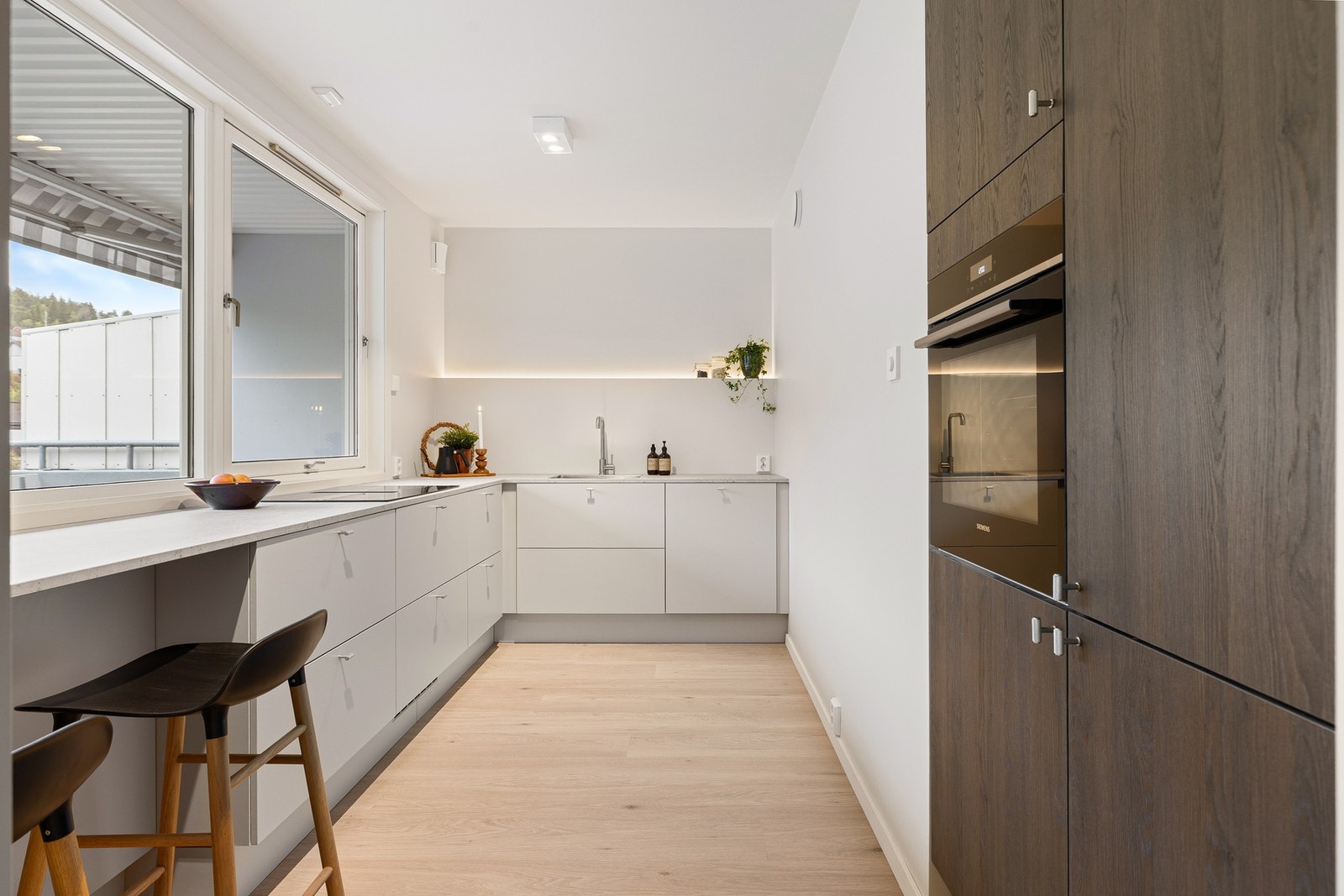Elegant HTH-kjøkken i moderne nordisk uttrykk - funksjonelt, lyst og tidløst. Galleribilde