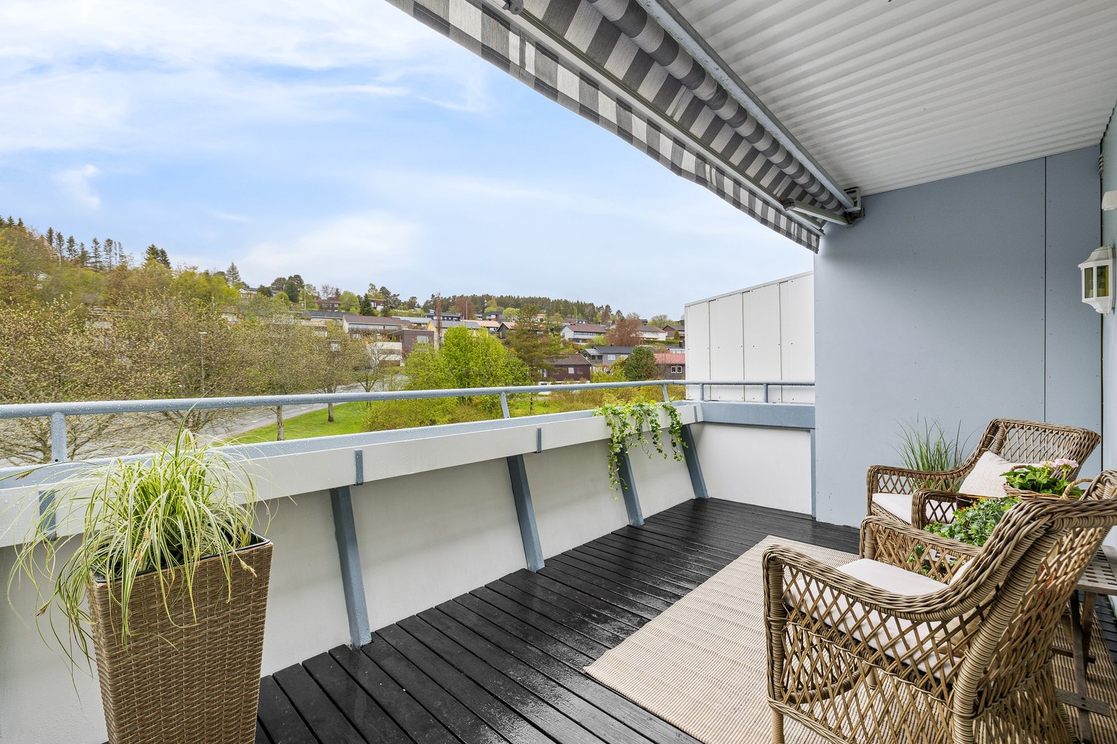 Med overbygget balkong får du en lun og skjermet uteplass som kan brukes lenge utover sesongen. Galleribilde