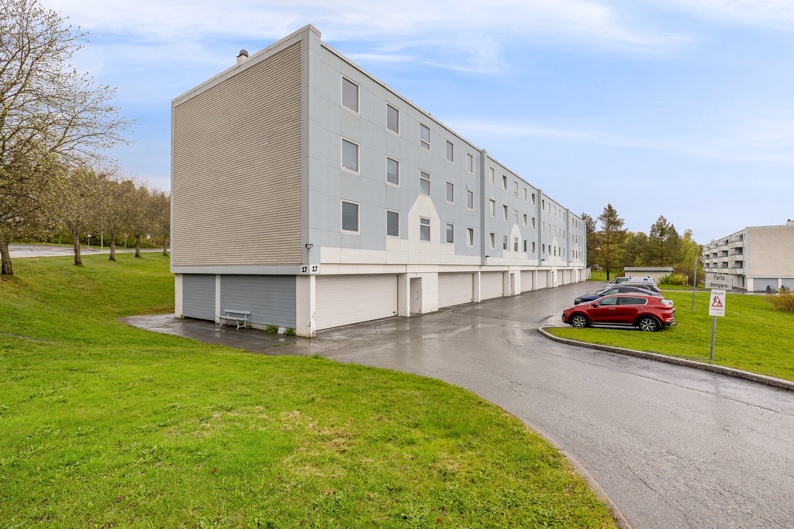 Leiligheten disponerer egen parkeringsplass i garasje. Galleribilde