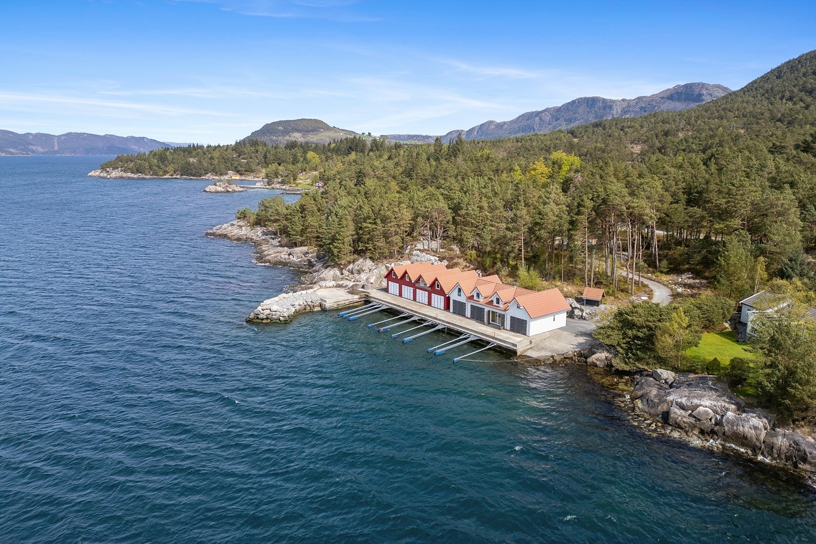 Med beliggenhet helt i vannkanten på Skjeljavikneset i Vik, ligger alt til rette for et aktivt båt- og sjøliv. Galleribilde