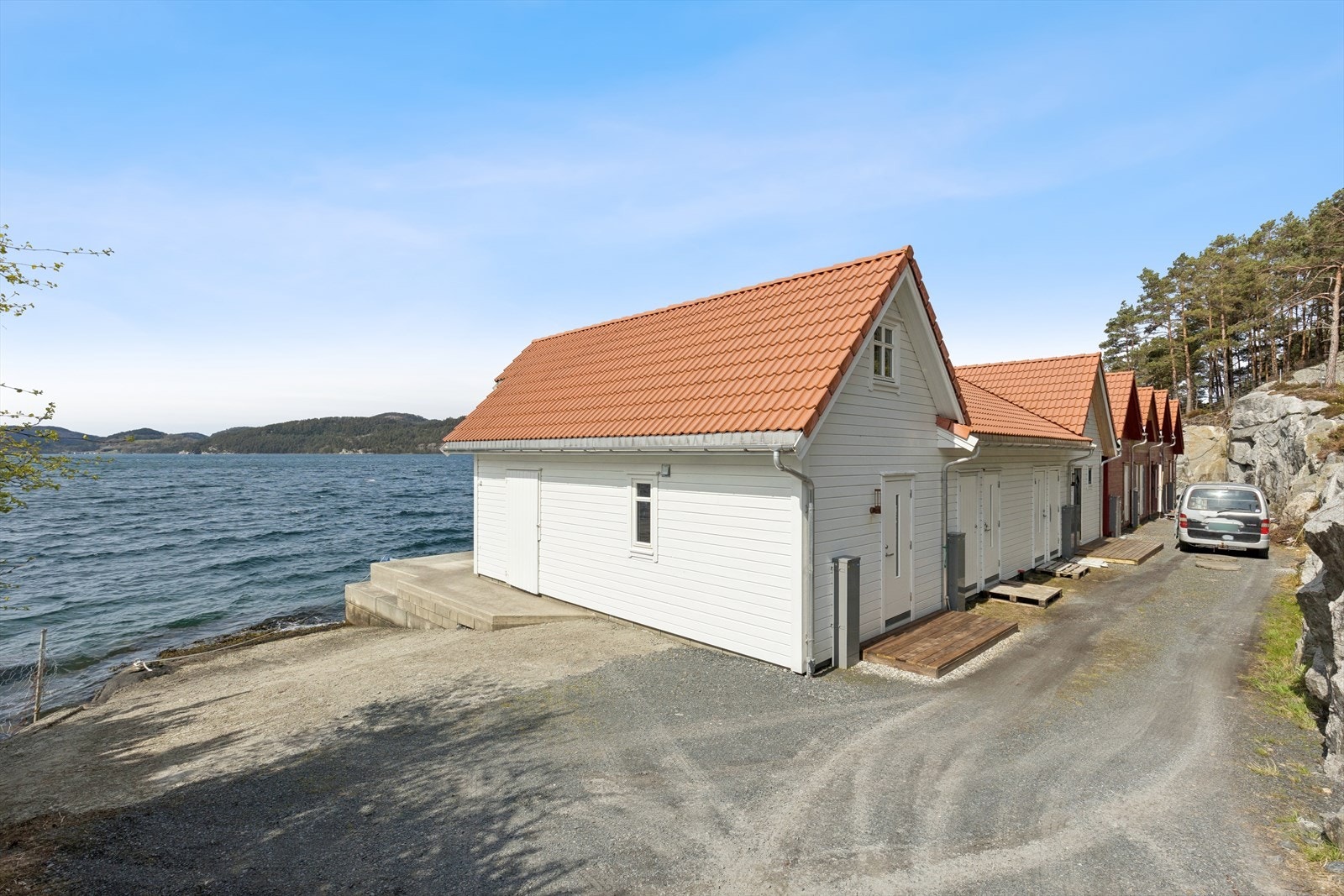 Naustet er en del av et sameie som deler felles vann fra borehull og pumpehus. Ideell andel på 1/8 i realsameiet gnr. 332, bnr. 124. Galleribilde