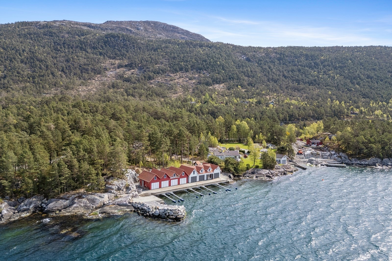 Naustrekken ligger skjermet til, omgitt av skog og svaberg. Med bil når du Haugesund på rundt 40 minutter. Galleribilde