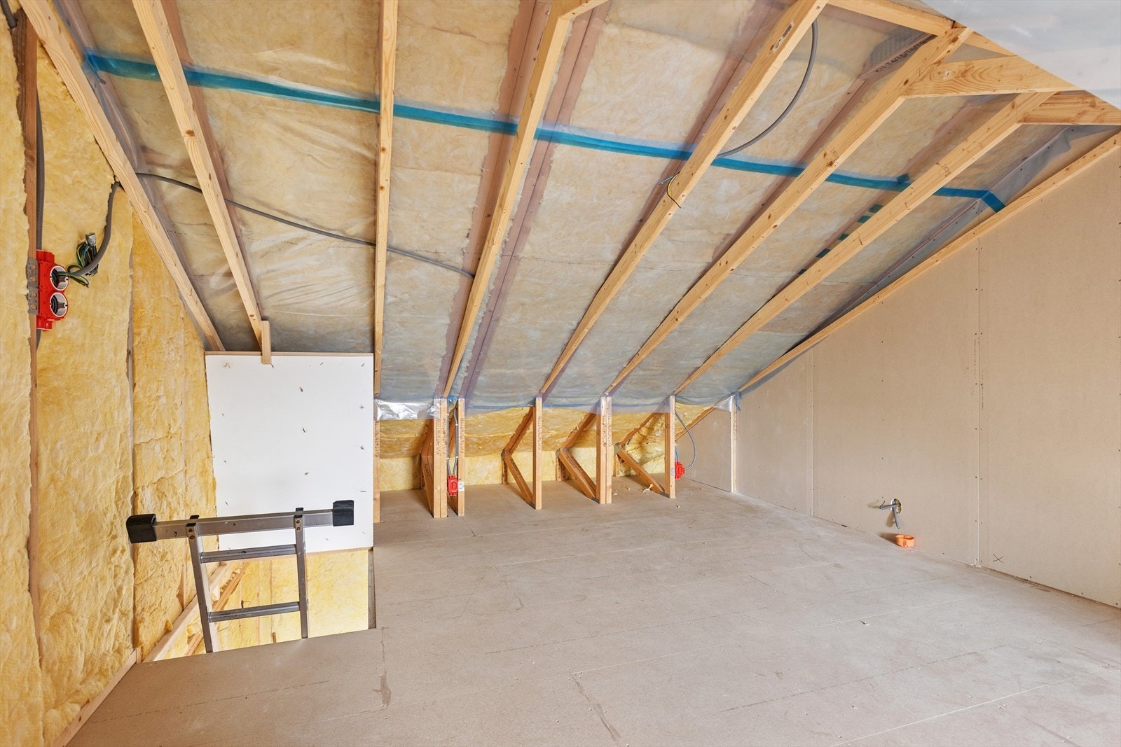 Romslig og uinnredet loft med et gulvareal på 30 m², ideelt for lagring. Galleribilde