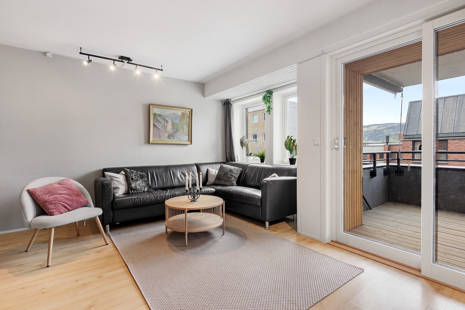 Utgang til en solrik balkong. Galleribilde