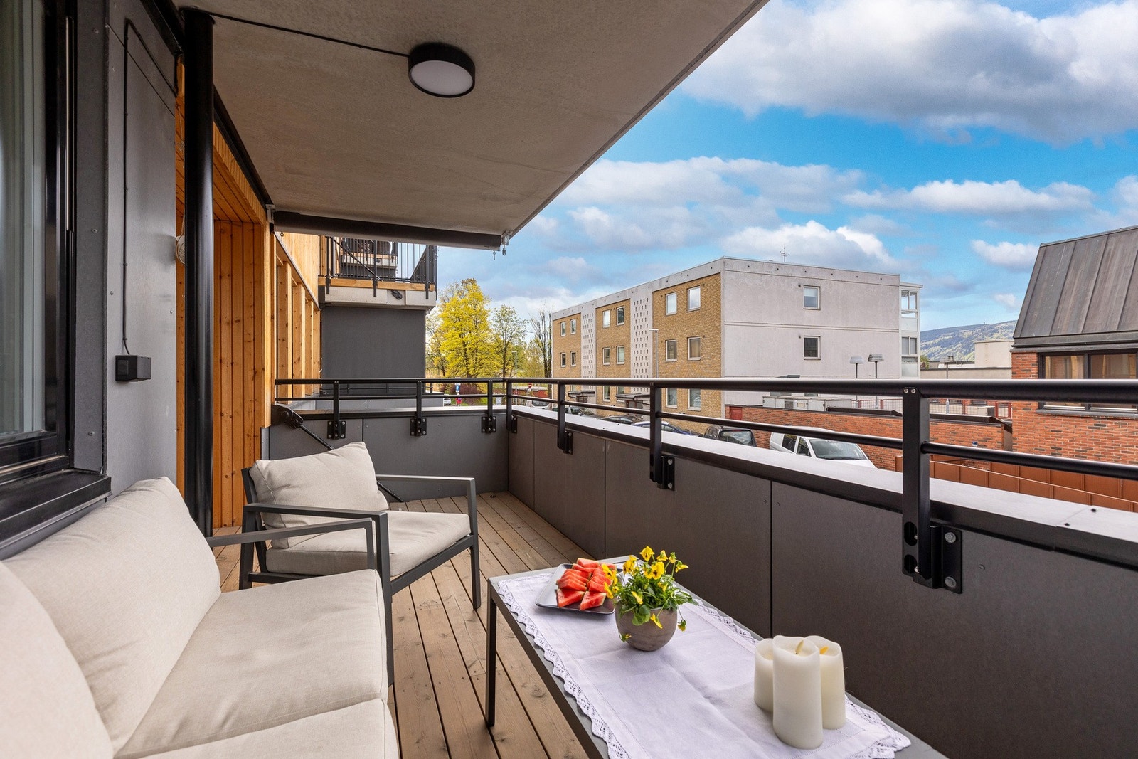 Lun og solrik, overbygd balkong. Galleribilde