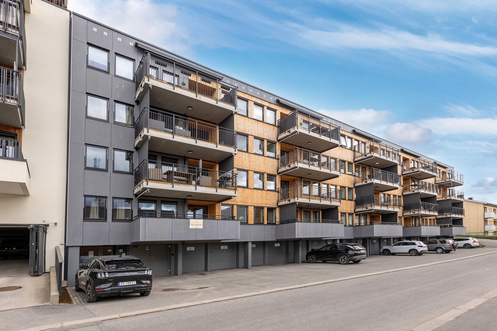 Boligblokka er de senere årene betydelig oppgradert med etterisolering, balkonger, vinduer etc. Galleribilde