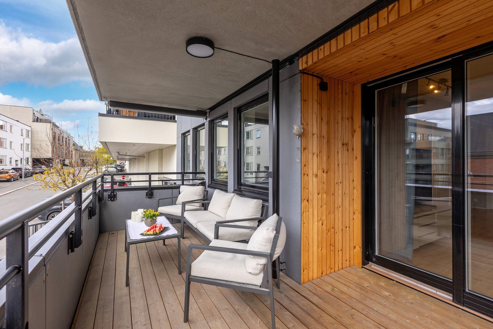 Romslig, overbygd balkong. Galleribilde