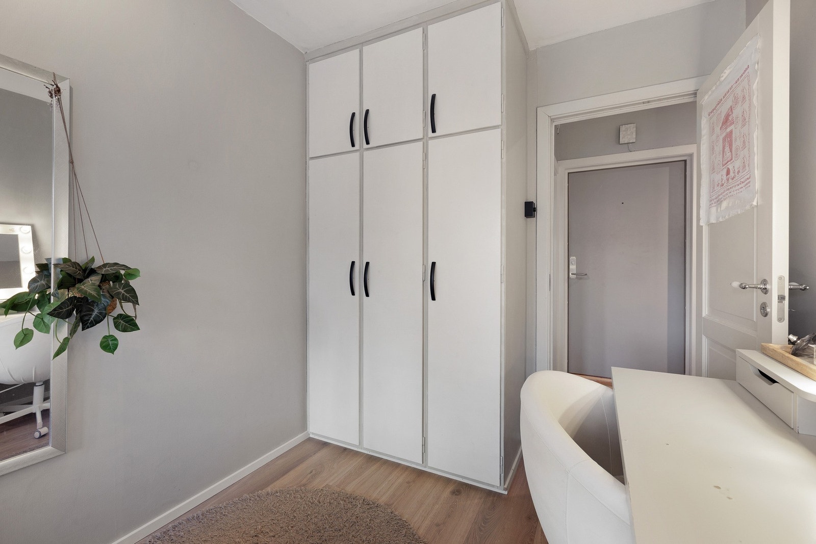 Plassbygd garderobe. Galleribilde