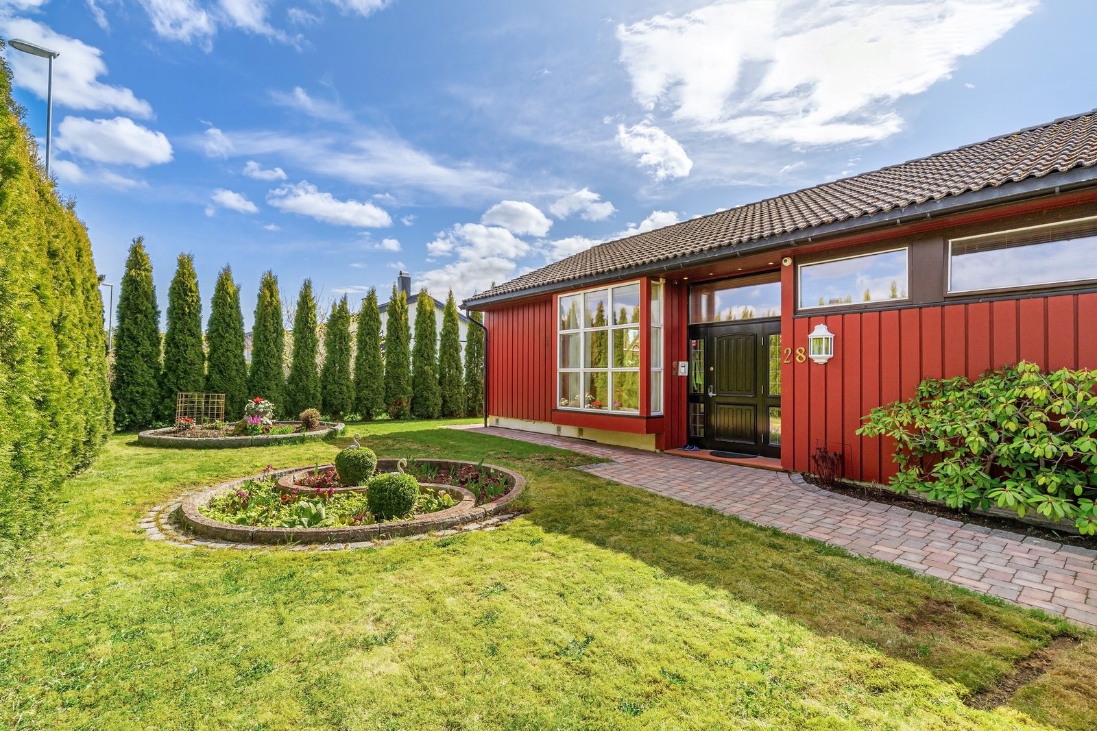 Hagen er særdeles pent opparbeidet, med beplantning, gressplen og brostein. Galleribilde