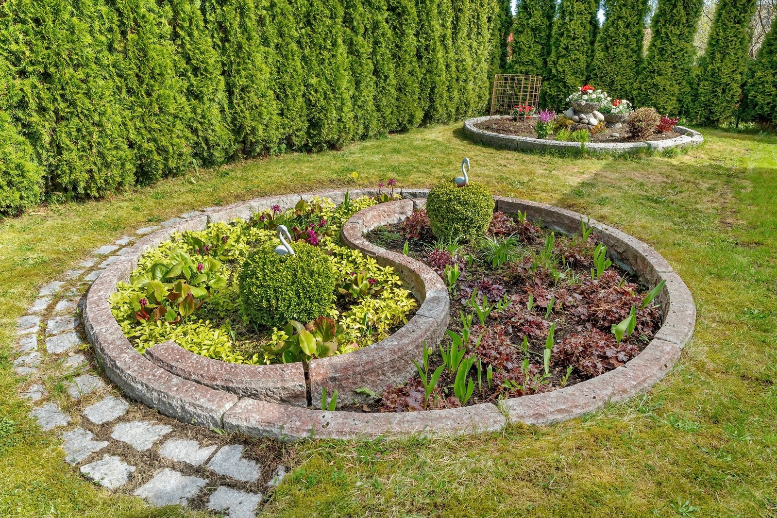 Hagen er særdeles pent opparbeidet, med beplantning, gressplen og brostein. Galleribilde
