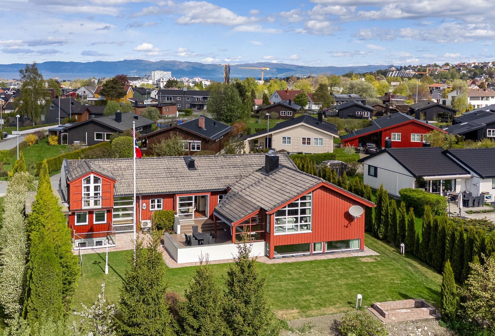 Dette er en herskapelig, arkitekttegnet enebolig på 347m². Galleribilde