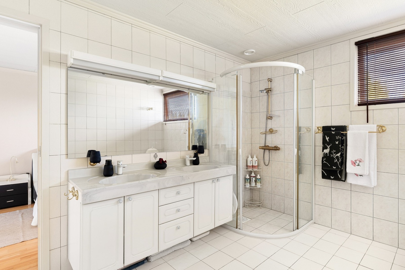 Badet er utstyrt med badekar, dusjhjørne, servant, klosett og bidé. Galleribilde