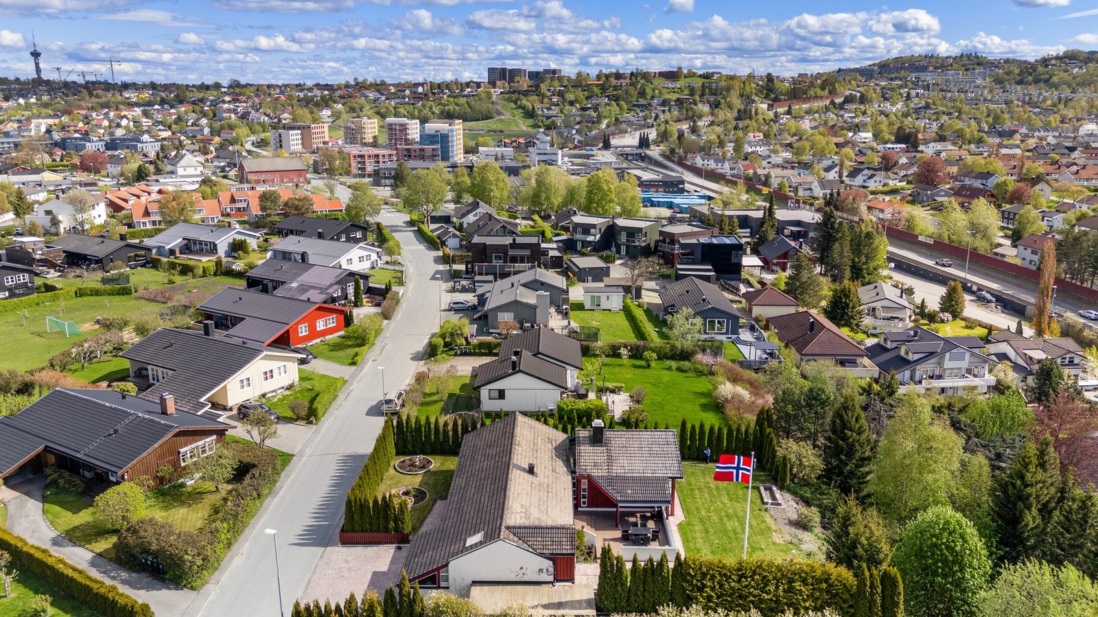 Beliggende i et svært barnevennlig strøk med lite trafikk. Her befinner du deg en kort spasertur unna Nardo skole. Galleribilde
