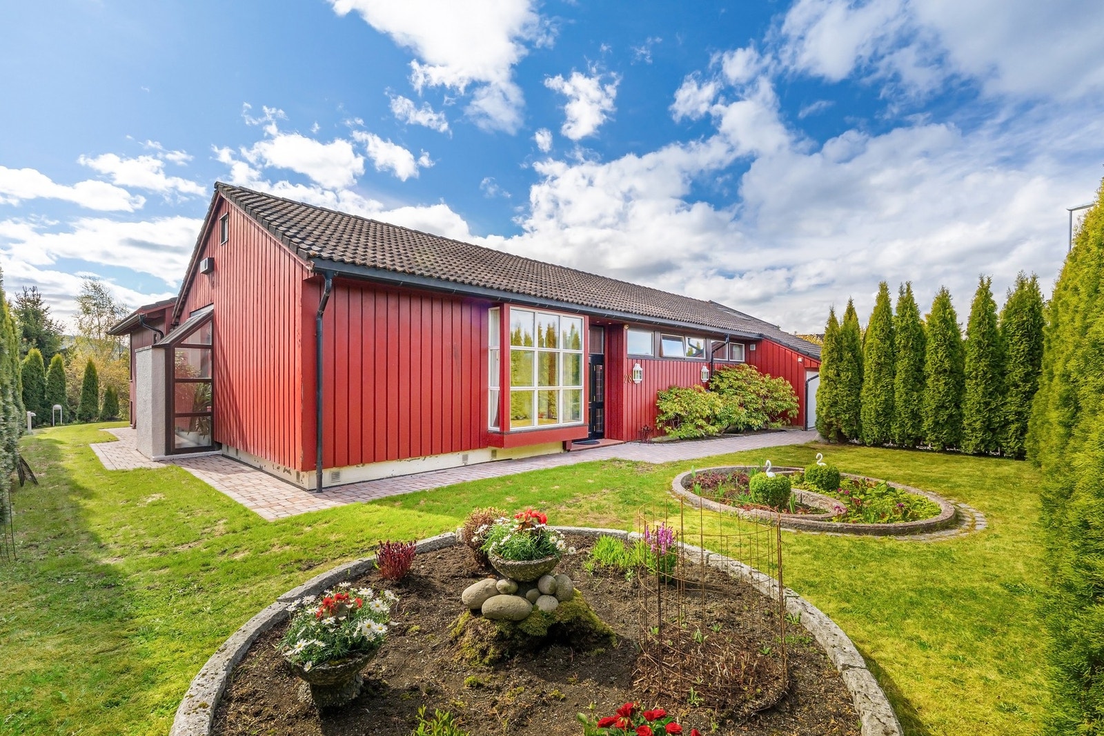 Hagen er særdeles pent opparbeidet, med beplantning, gressplen og brostein. Galleribilde