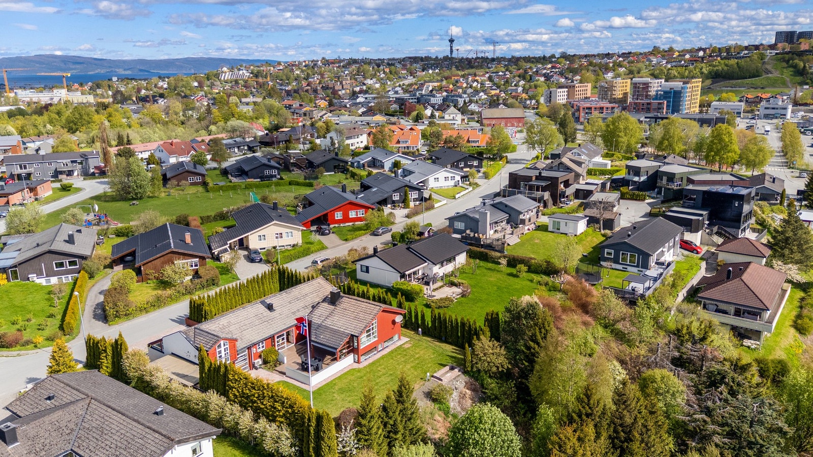 Eiendommen er omkranset av en flat, solrik tomt på 1,1 mål. Galleribilde