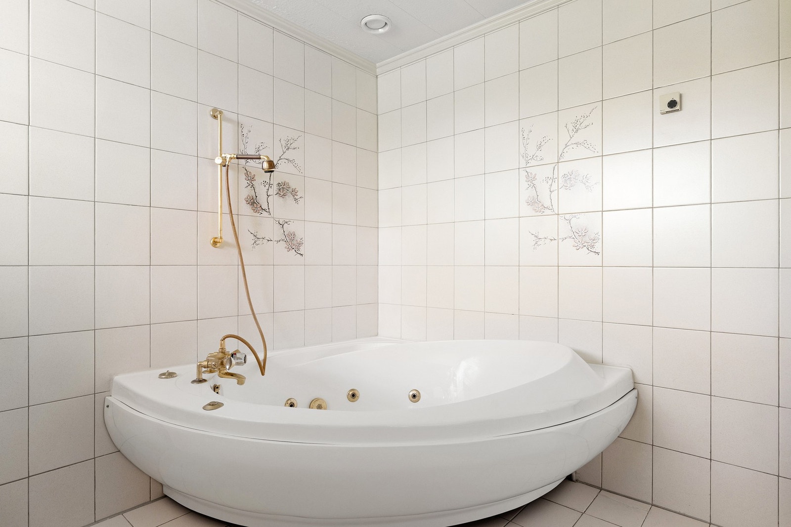 Badet er utstyrt med badekar, dusjhjørne, servant, klosett og bidé. Galleribilde