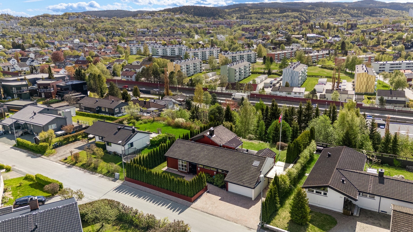 Dobbeltgarasje samt mange oppstillingsplasser på egen brosteinsbelagt innkjørsel. Galleribilde