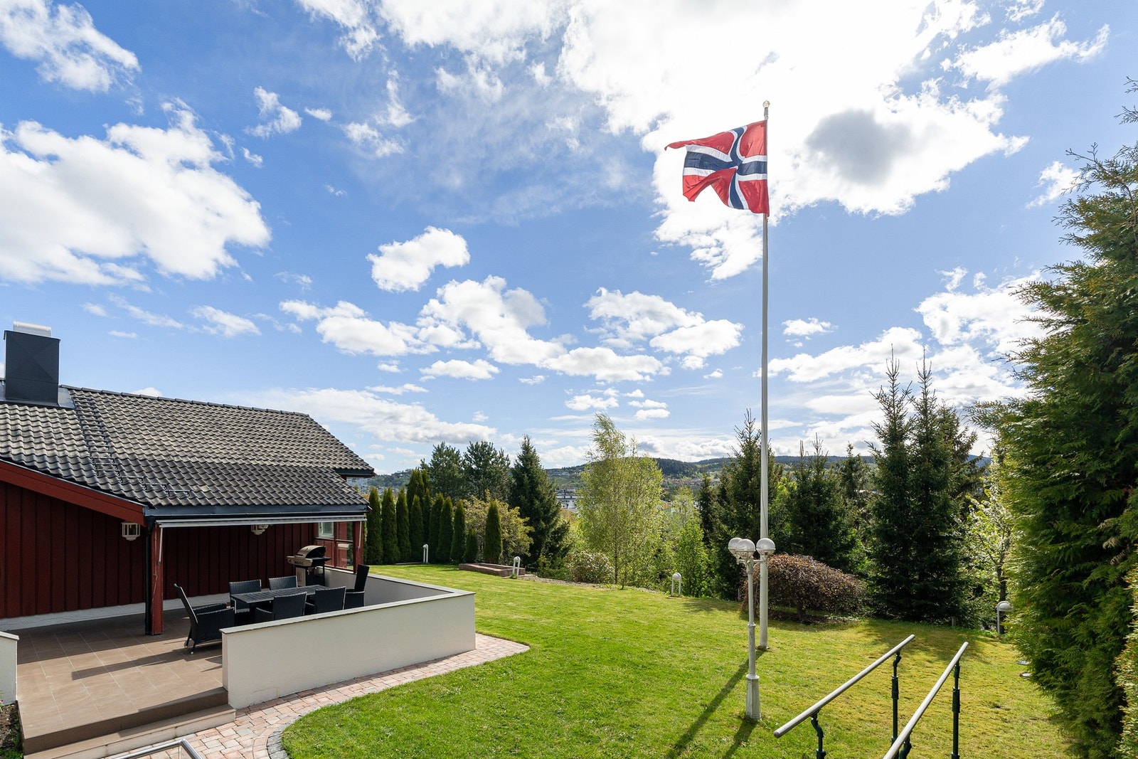 Svært pent opparbeidet hagetomt. Dens flate natur sørger for høy bruksverdi. Galleribilde