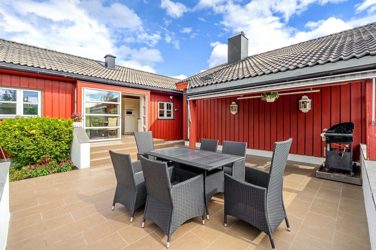 Rikelig med plass til ønsket utendørs møblement. Galleribilde