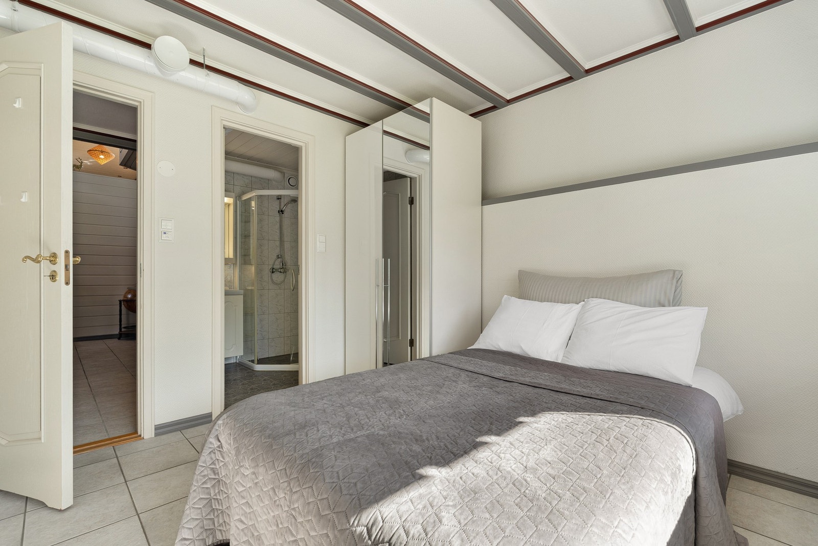 Soverommet har tilgang til et en-suite bad. Galleribilde
