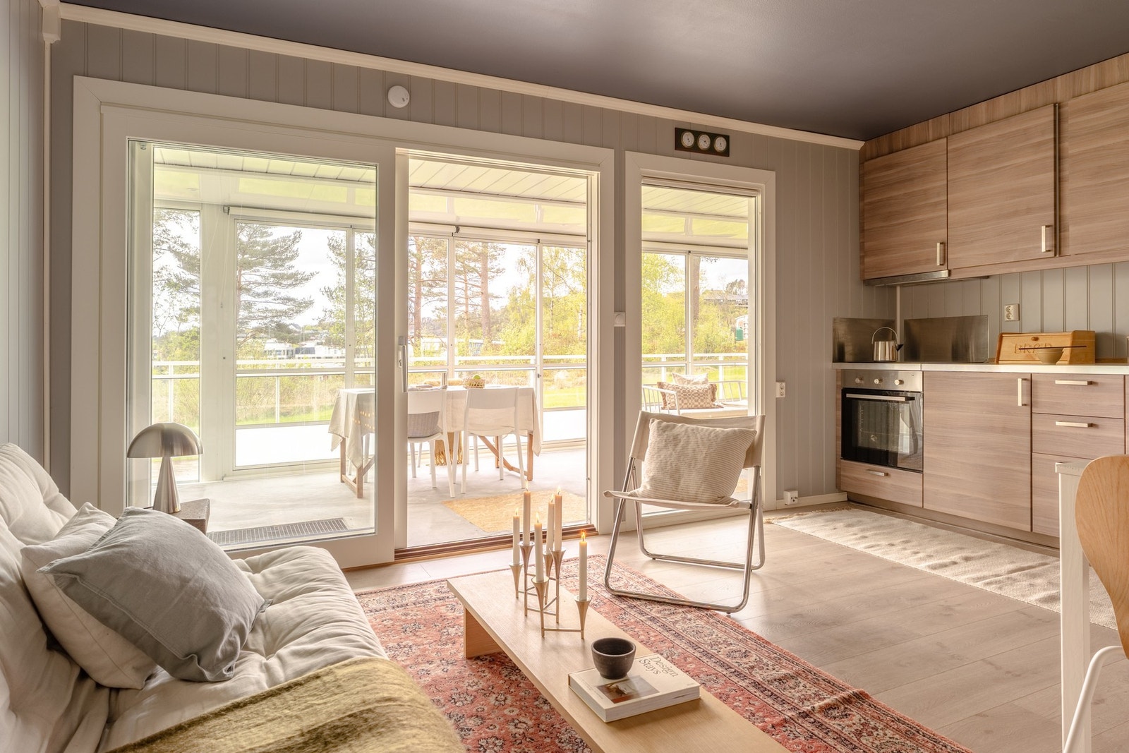 Kjøkkenet er levert av IKEA og har en innredning som består av slette fronter og benkeplate av laminat. Galleribilde