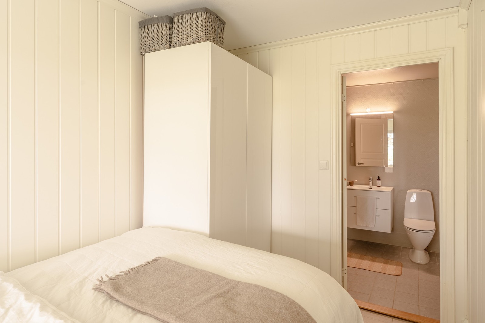 Her er det plass til en stor seng, nattbord og oppbevaringsplass i en praktisk garderobe. Galleribilde