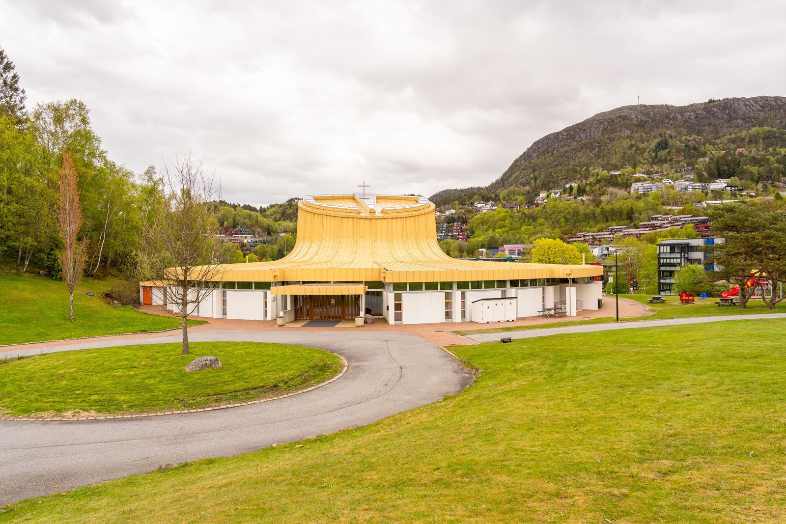 Fyllingsdalen kirke ligger like ved borettslaget. Galleribilde