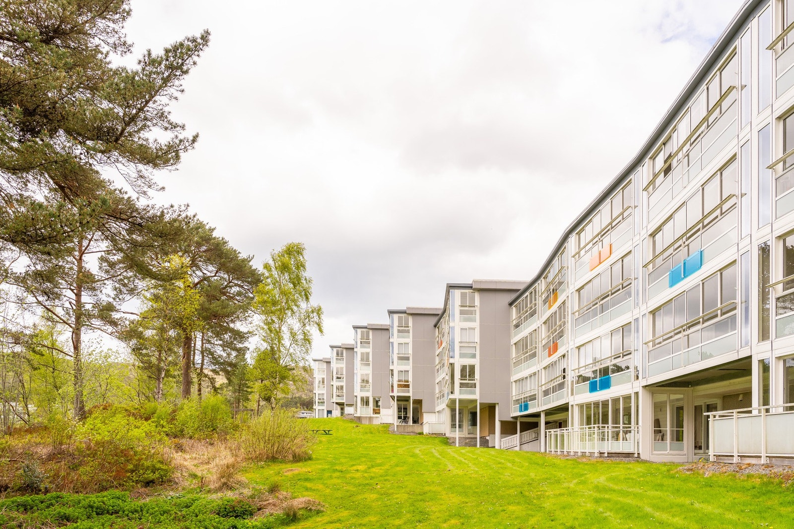 Borettslaget gjennomførte i 2019 en rehabilitering av balkonger og har dermed en moderne fasade. Galleribilde