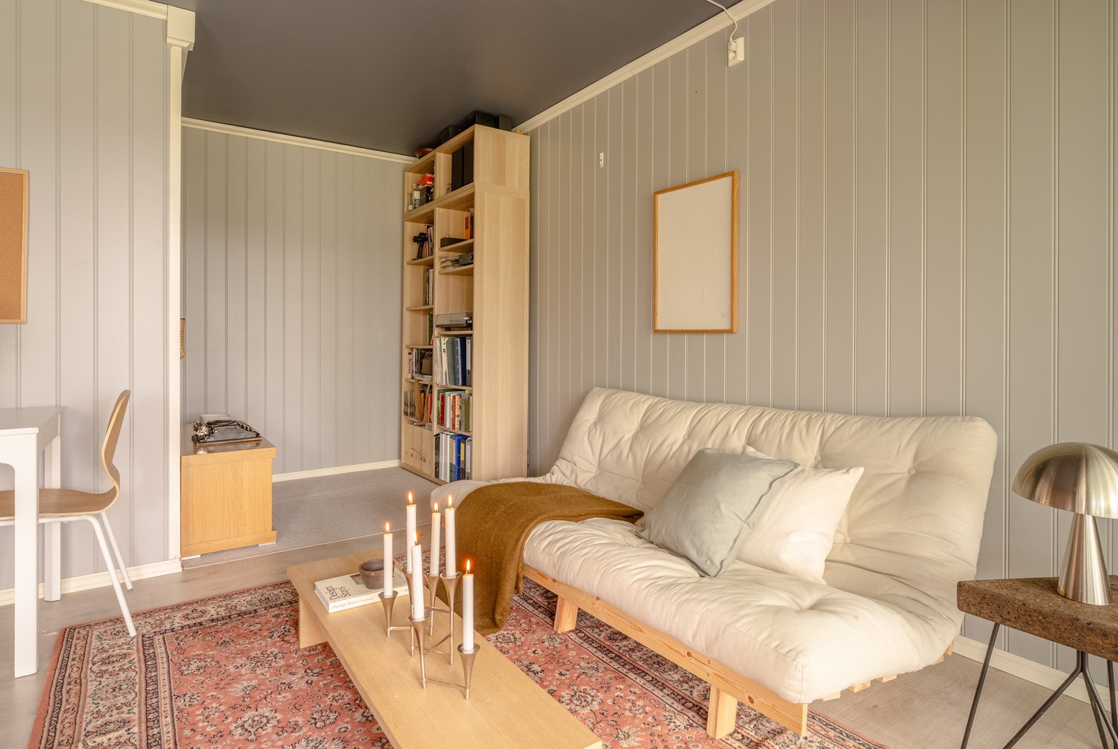 Her er det plass til den favoriserte sofakroken og et spisebord. Galleribilde