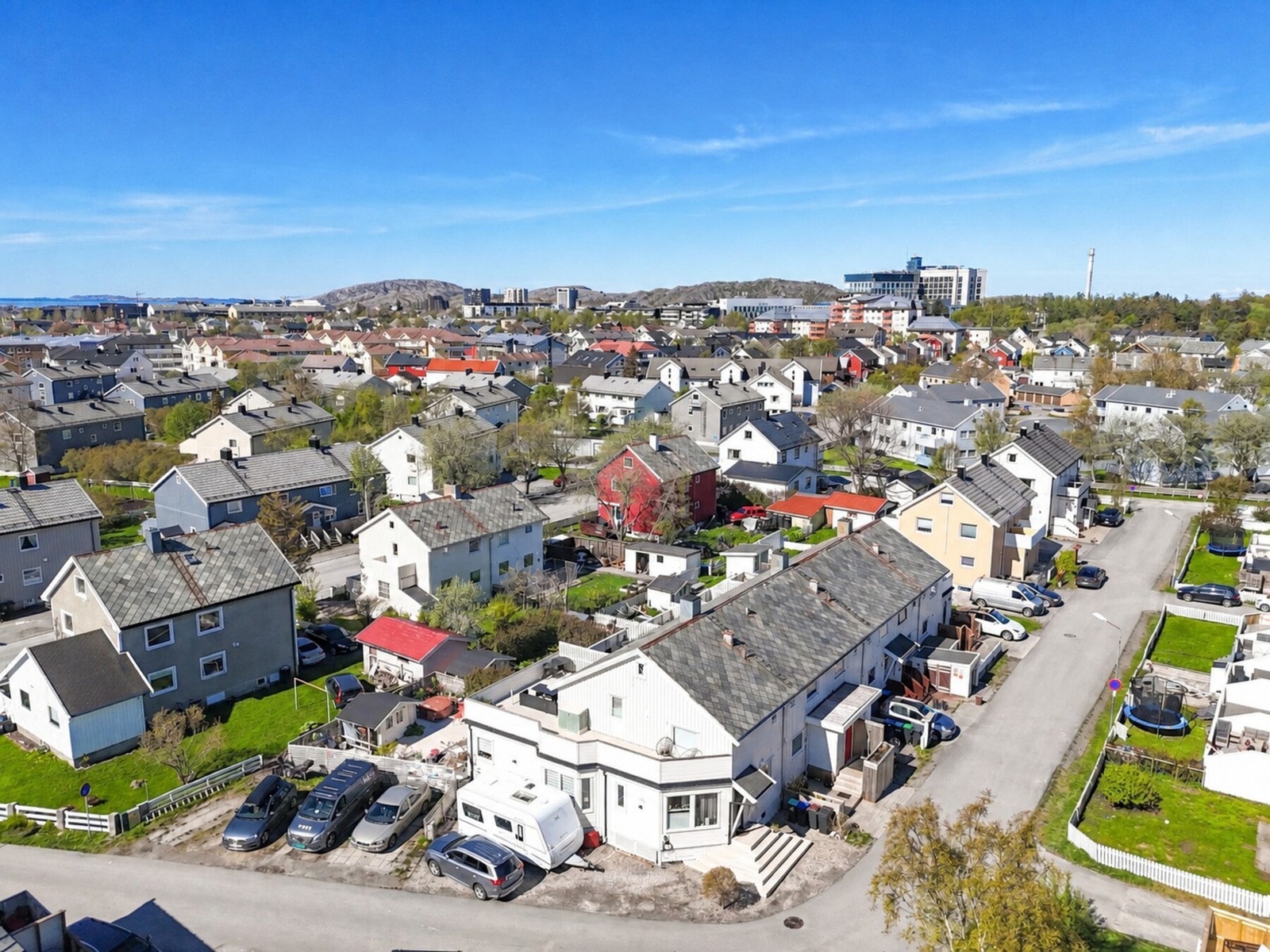 Boligen ligger i et etablert og barnevennlig boligområde. Galleribilde