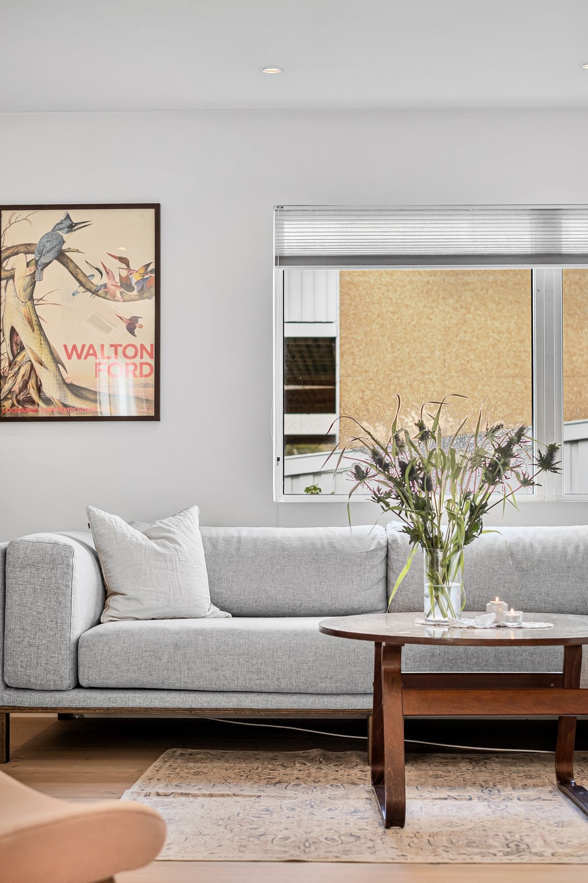 Store vindusflater i stuen gir rikelig med dagslys. Galleribilde