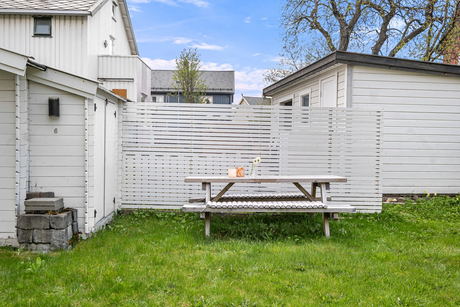 Hagen er delvis skjermet med gjerde og har plass til sittegruppe og lek. Galleribilde