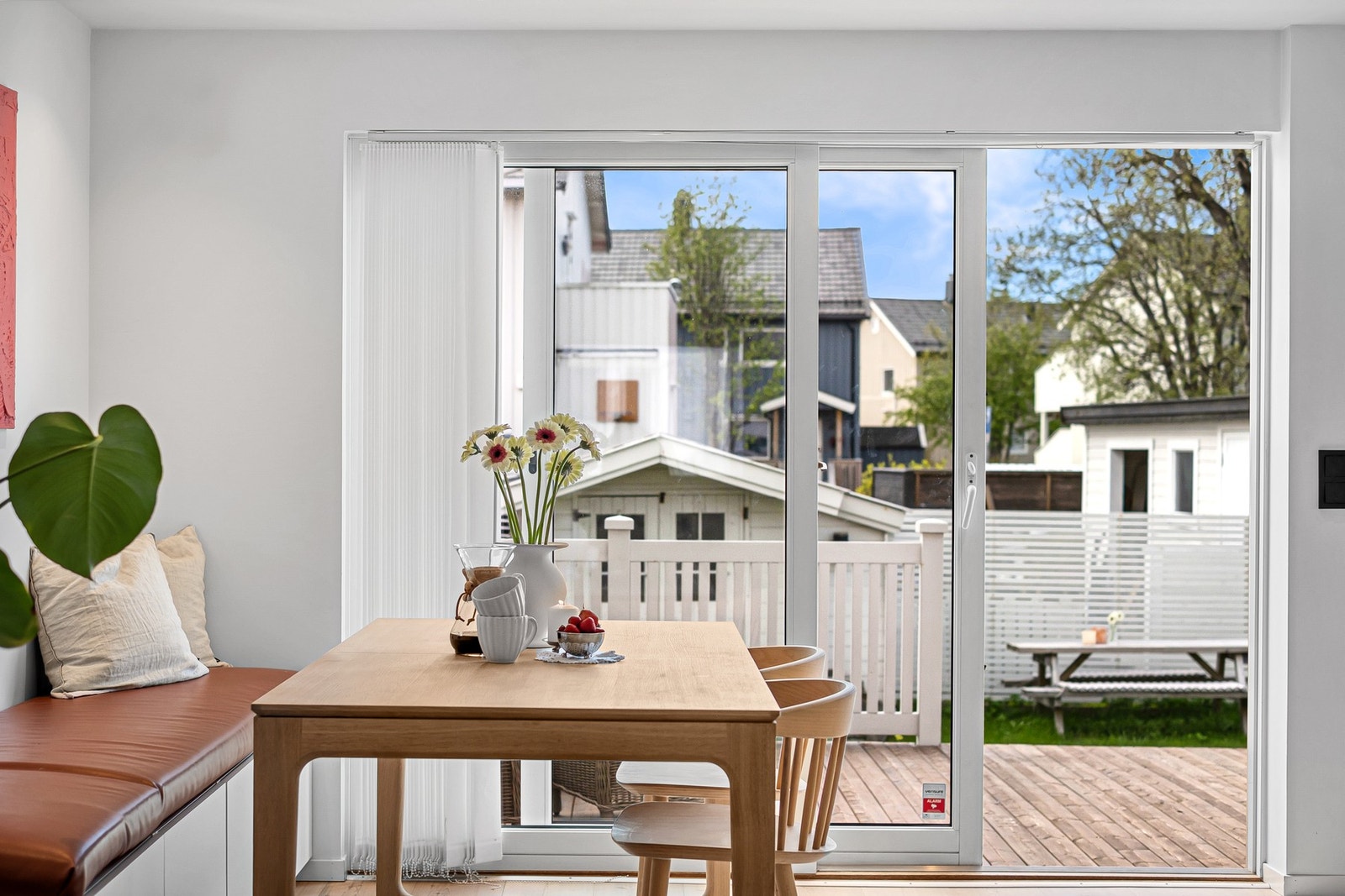 Skyvedøren fra spisestuen åpner direkte ut mot terrassen og hagen. Galleribilde