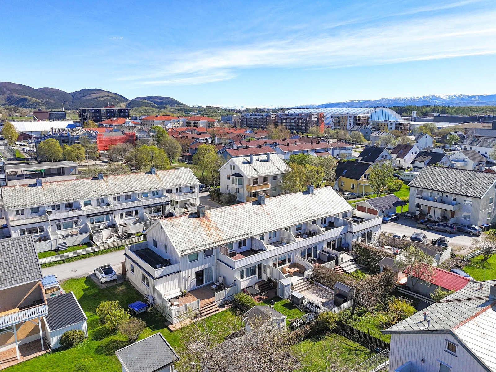 Oversikt over rekkehusbebyggelsen med private hager og uteområder. Galleribilde